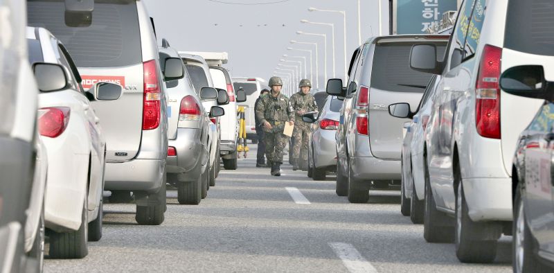 Soldados sul-coreanos vistoriam veículos na zona desmilitarizada em que fica o complexo industrial de Kaesong | Lim Byong-sik/Reuters
