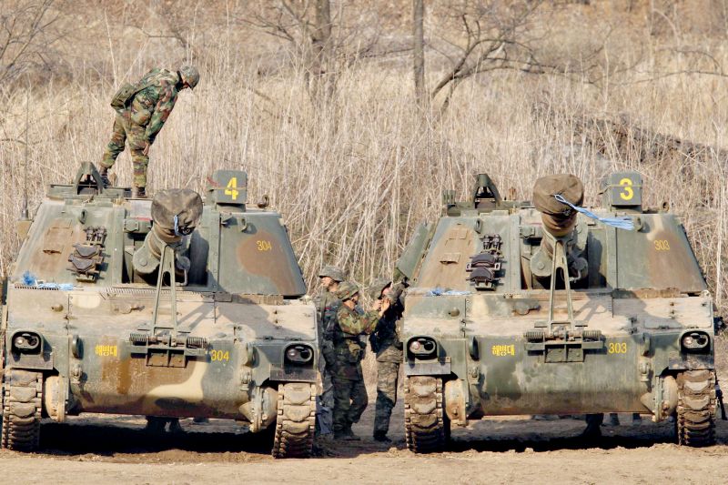 Soldados sul-coreanos inspecionam veículos de artilharia depois de exercícios realizados em área que separa as duas Coreias | Kim Hong-Ji/Reuters