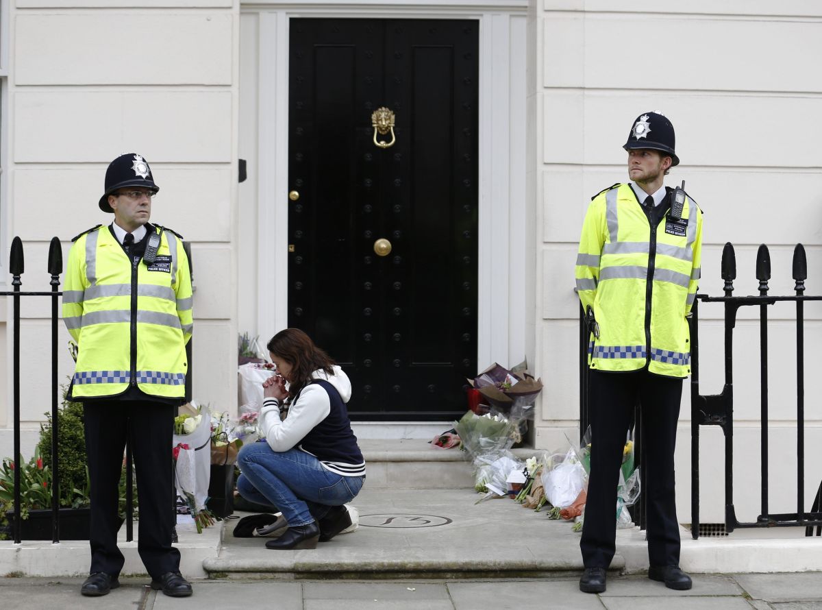 Casa da ex-primeira-ministra é vigiada por policiais | Reuters/Luke MacGregor