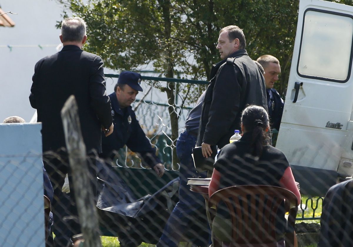 Corpo de vítima é carregado na vila de Velika Ivanca | Reuters/Marko Djurica