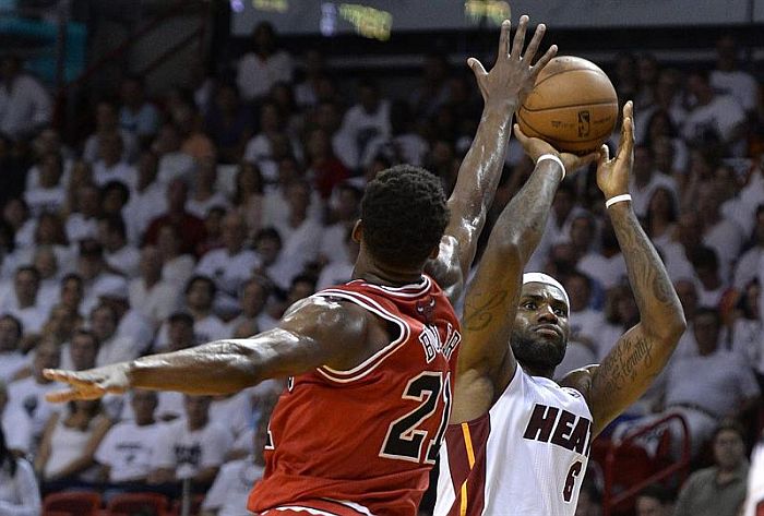 LeBron James capitaneou o Miami Heat na classificação diante do Chicago Bulls | EFE