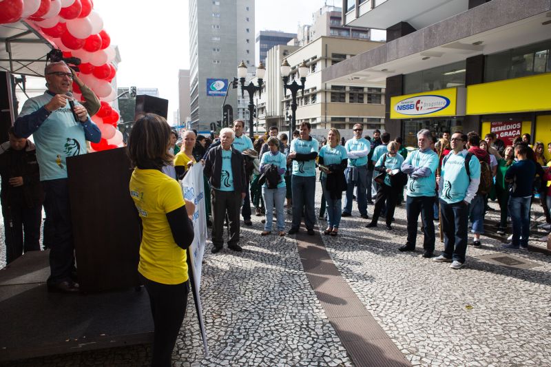 Manifesto aconteceu em Curitiba no calçadão da XV de Novembro e reuniu cerca de 500 pessoas | Brunno Covello/Gazeta do Povo