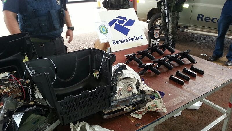 Agentes que faziam vistoria na bagagem de ônibus desconfiaram do peso do aparelho e descobriram armas dentro da TV | Receita Federal / Divulgação