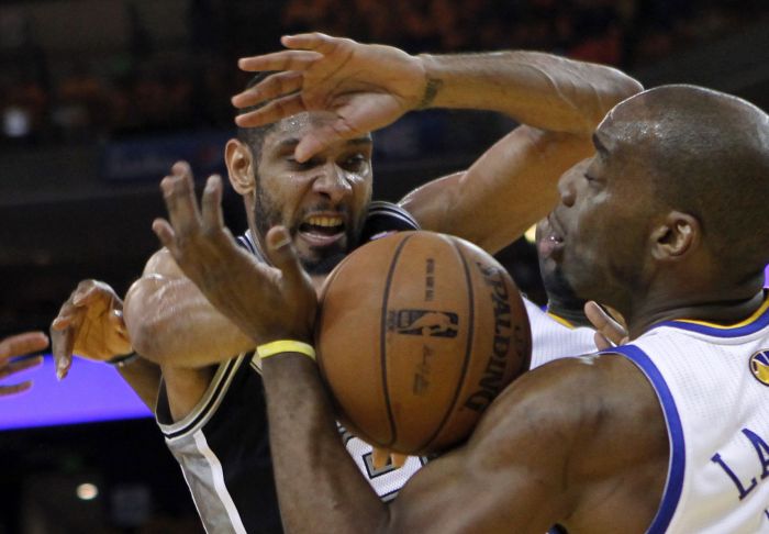 Disputa pela bola entre Tim Duncan, do Spurs, e Carl Landry, do Warriors, no jogo que fechou a série a favor do time texano | Robert Galbraith / Reuters