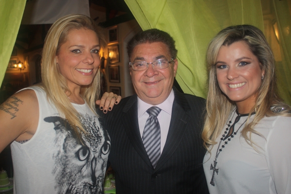 João Lellis comemorou aniversário na terça-feira, com festa-surpresa organizada por sua mulher, a dentista Yasmini Pofahl Rabelo (à dir.), no Lellis Trattoria. Com eles na foto, a jornalista Eliane Moreno Johns, assessora de imprensa do restaurante | Tiomkim