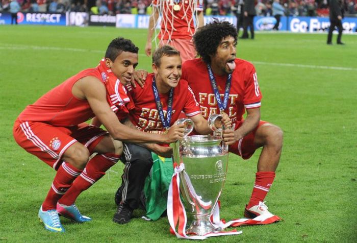 Luiz Gustavo (direita) e Dante (esquerda), acompanhados por Rafinha na comemoração do título da Liga dos Campeões pelo Bayern no último sábado em Londres | Andreas Gebert / EFE