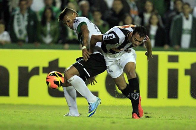 Júnior Urso disputa a bola com Rever | 