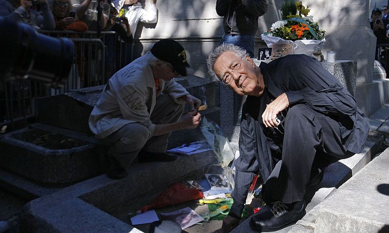 O tecladista do The Doors, Ray Manzarek (à direita), cuja morte foi divulgada nesta segunda-feira (20), presta homenagem ao vocalista da banda, Jim Morrison, em cemitério em Paris. A foto é de 2011 | REUTERS/William Brown
