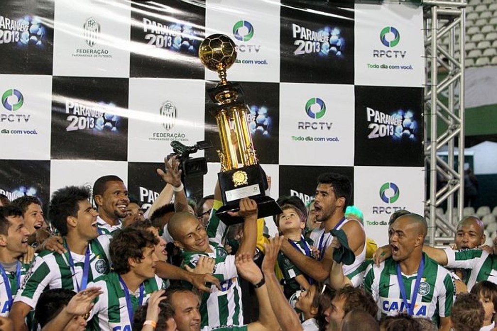 Alex ergue o troféu de campeão paranaense de 2013