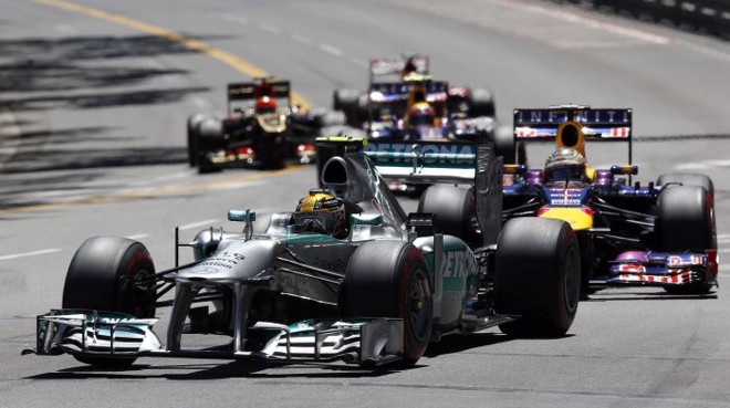 Hamilton tenta segurar a posição à frente de Vettel |