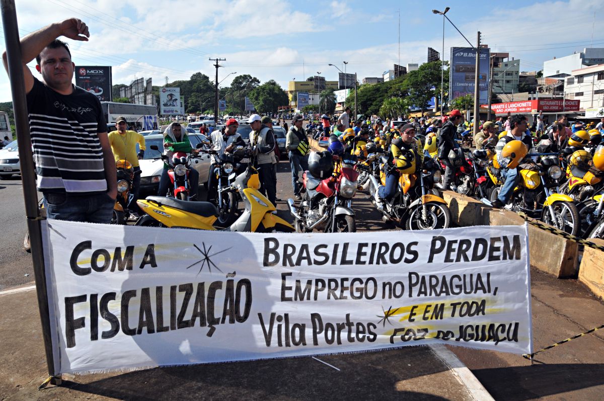 Com faixas, manifestantes brasileiros protestaram contra o aumento na fiscalização na fronteira | Marcos Labanca/Agência de Notícias Gazeta do Povo
