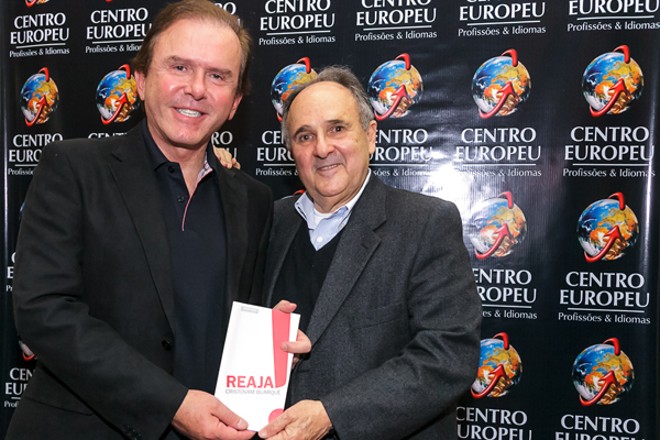 Durante o Curitiba Social Media Centro Europeu, sábado, no Estação Business School, Carlos Sandrini, presidente do Centro Europeu, recebeu o livro 