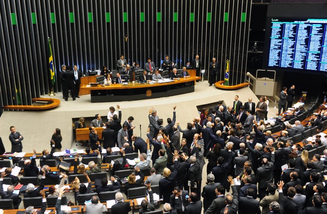 O plenário da Câmara dos Deputados avançou a madrugada desta quarta-feira (15) para votar, um a um, os 39 dispositivos apresentados ao texto da MP dos Portos |