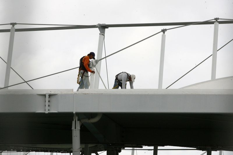 Funcionários da Arena Fonte Nova trabalham na cobertura danificada por causa da chuva em Salvador | Marco Aurélio Martins / Agência A Tarde / Folhapress