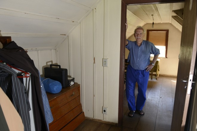 No sótão, onde construiu um banheiro, trocou piso e instalou novas janelas, seu Waldomiro guarda móveis antigos da família |