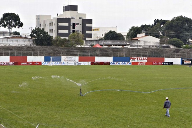 Funcionário cuida da irrigação do gramado da Vila Olímpica |