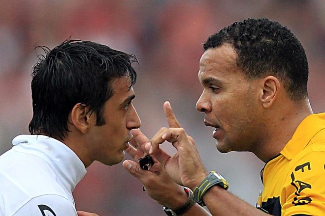 Robinho discute com o árbitro Edivaldo Elias da Silva |