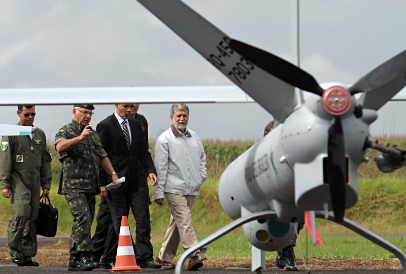 O ministro Celso Amorim observa o Vant: é uma ferramenta extremamente útil no patrulhamento da fronteira | Christian Rizzi/ Gazeta do Povo
