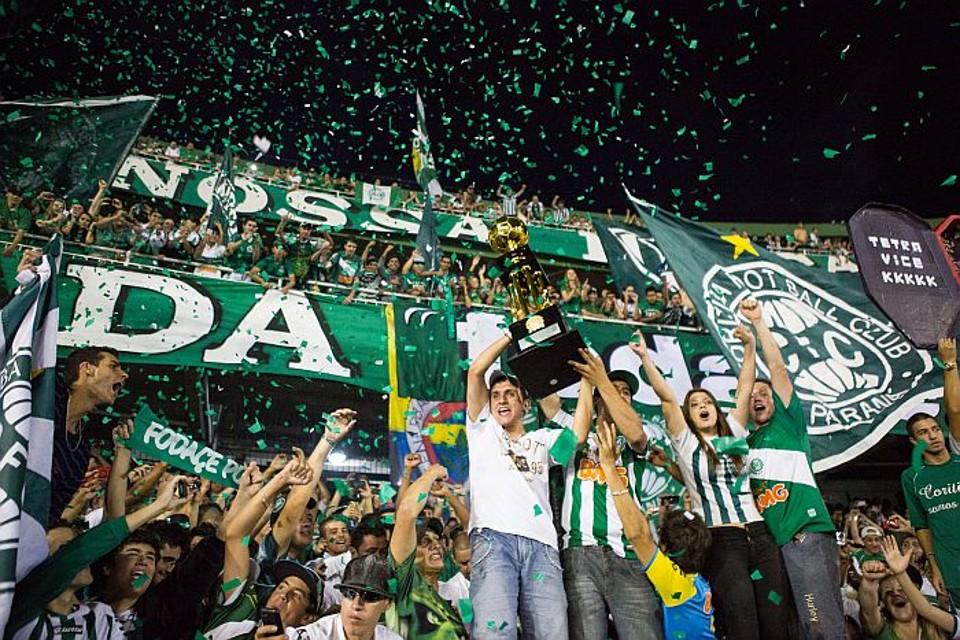Torcedor do Coritiba ergue o troféu de campeão paranaense de 2013 | Bruno Covello / Gazeta do Povo