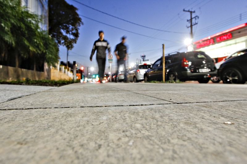 Calçada da polêmica: obra foi concluída com outro material, mais barato do que o granito | Daniel Castellano/Gazeta do Povo