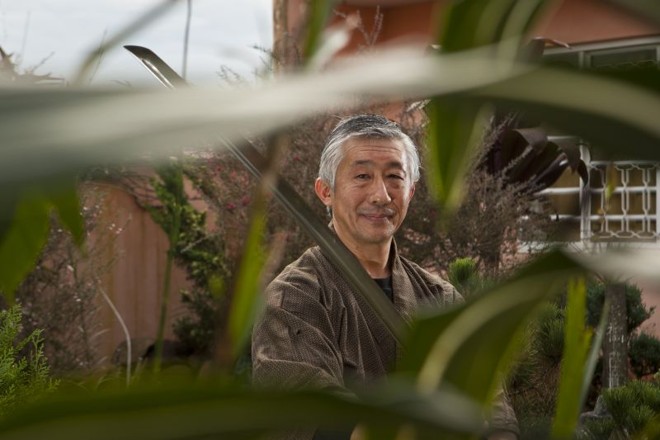 O samurai curitibano simulando treinamento de arte marcial com espadas | 