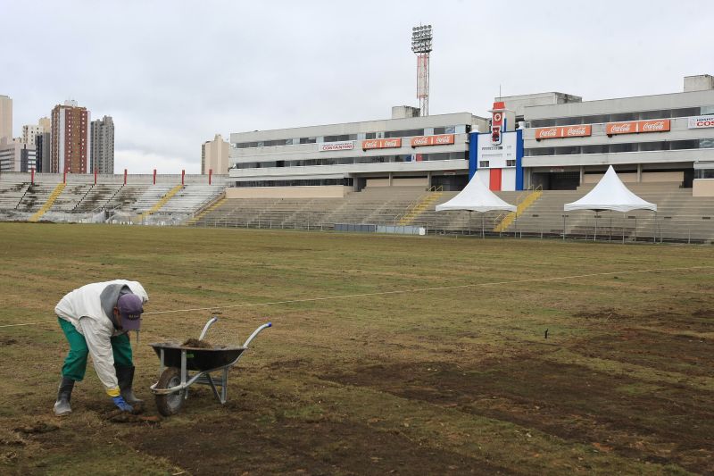 Gramado da Vila Capanema ficará pronto apenas para o jogo do Paraná em 8 de junho | Ivonaldo Alexandre / Gazeta do Povo