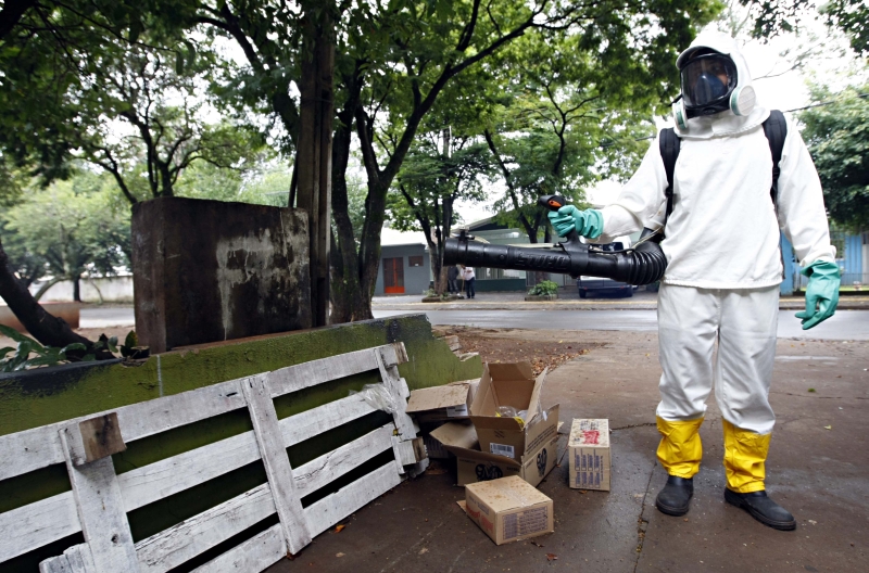 Agente de controle de endemias aplica inseticida contra o Aedes aegypti em Foz do Iguaçu, no Oeste do estado: ofensiva tardia | Christian Rizzi/Gazeta do Povo