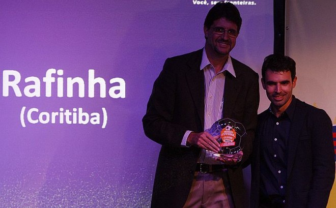Vice-presidente de futebol do Coritiba, Paulo Thomaz de Aquino, recebe do gerente de marketing da unidade jornais do GRPCom o prêmio de melhor meia em nome de Rafinha | 