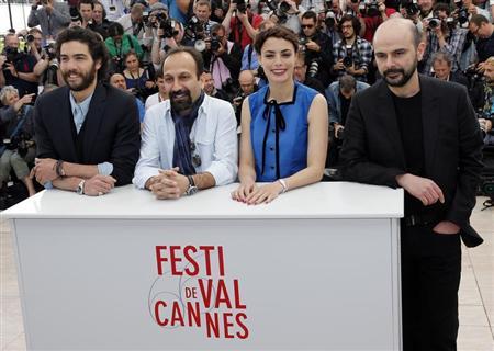 Diretor Asghar Farhadi posa para fotos com os integrantes do elenco de seu filme "Le Passé | Reuters