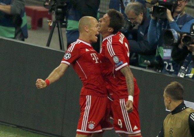 Robben comemora com Mandzukic o primeiro gol do Bayern |