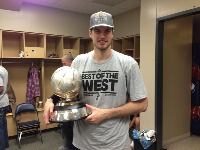 Tiago Splitter com o troféu de campeão da Conferência Oeste da NBA | Reprodução / Twitter