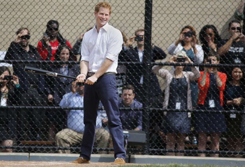 Príncipe Harry se arrisca no baseball em Nova York, durante sua visita aos Estados Unidos | REUTERS/Shannon Stapleton
