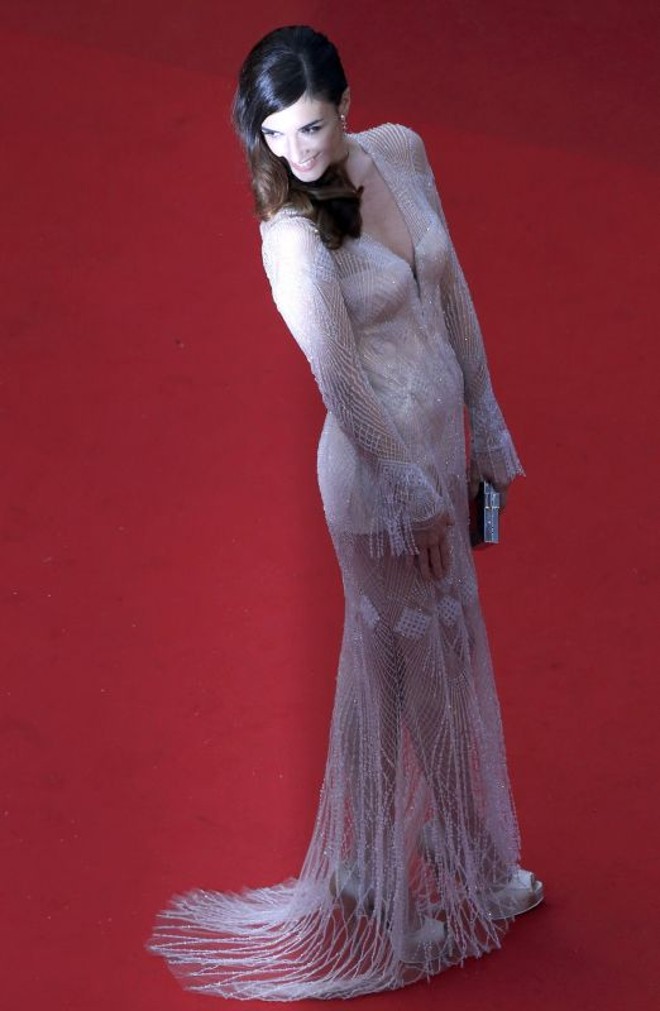 A atriz Paz Vega posa no tapete vermelho de Cannes |