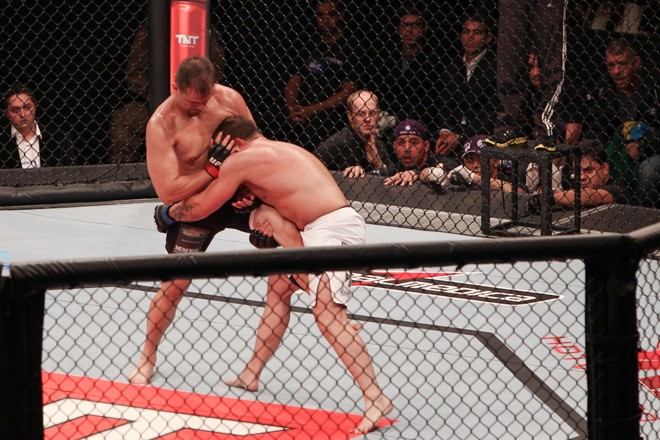 Maldonado tenta se defender de queda de Hollett |