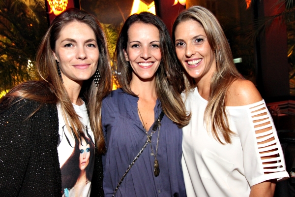Belo trio na estreia da balada Classic Sunday, que agitou a filial de Balneário Camboriú do TAJ Bar, no domingo: a advogada Bruna Caron Pisani, a publicitária Isabella Carvalho e a arquiteta Renata Pisani (a partir da esq.). A festa, que teve como atração principal a dupla Leozinho Arlant e Rodrigo Paciornik, também estreou a nova decoração da casa | Kauana Bechtloff