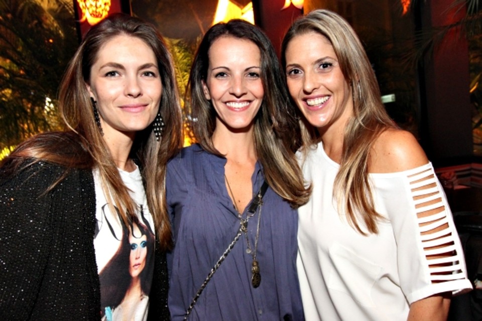 Belo trio na estreia da balada Classic Sunday, que agitou a filial de Balneário Camboriú do TAJ Bar, no domingo: a advogada Bruna Caron Pisani, a publicitária Isabella Carvalho e a arquiteta Renata Pisani (a partir da esq.). A festa, que teve como atração principal a dupla Leozinho Arlant e Rodrigo Paciornik, também estreou a nova decoração da casa | Kauana Bechtloff