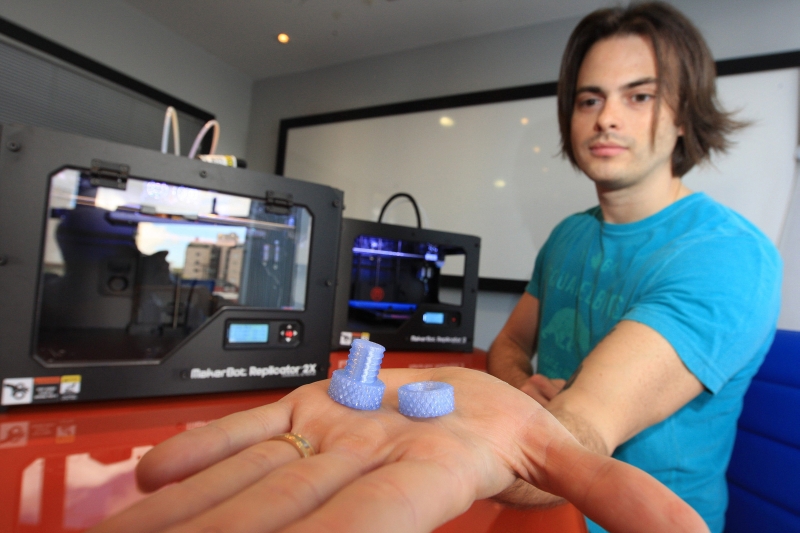 O empresário Gui Barthel, do NZN, tem duas impressoras 3D: na foto, ele mostra um parafuso e uma porca feitos com a máquina | Ivonaldo Alexandre/ Gazeta do Povo