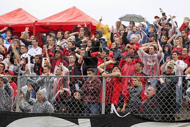 Torcida atleticana na primeira partida final do Paranaense, na Vila Olímpica |