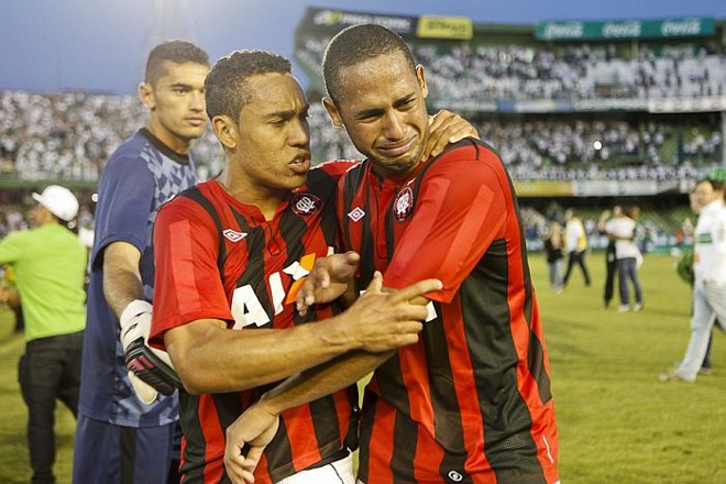 Bruno Costa deixa o gramado do Couto chorando após o Atlético perder a decisão do Paranaense | 