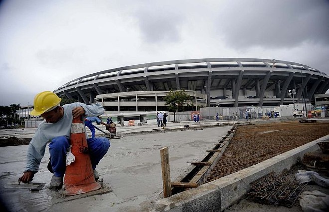 Operário dá os últimos retoques no Maracanã antes da reabertura no amistoso entre Brasil e Inglaterra | Fábio Teixeira / Folhapress