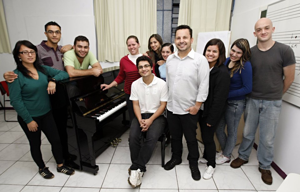 O assistente em Administração Christopher Jonas Teles (com camisa branca, à frente), 36 anos, ajuda professores e alunos da Unila, em Foz do Iguaçu, há um ano e meio | Christian Rizzi / Gazeta do Povo