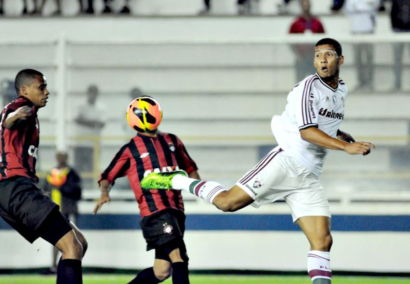 Cadê a bola: Cleberson (à esq.) e Léo (escondido) tentam parar sem sucesso o rápido ataque do Fluminense em Macaé | Rossana Fraga/Photocamera
