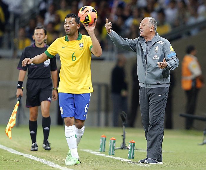 Felipão orienta Paulo André no empate com o Chile: Brasil segue na 19ª colocação do ranking da Fifa | Sergio Moraes / Reuters