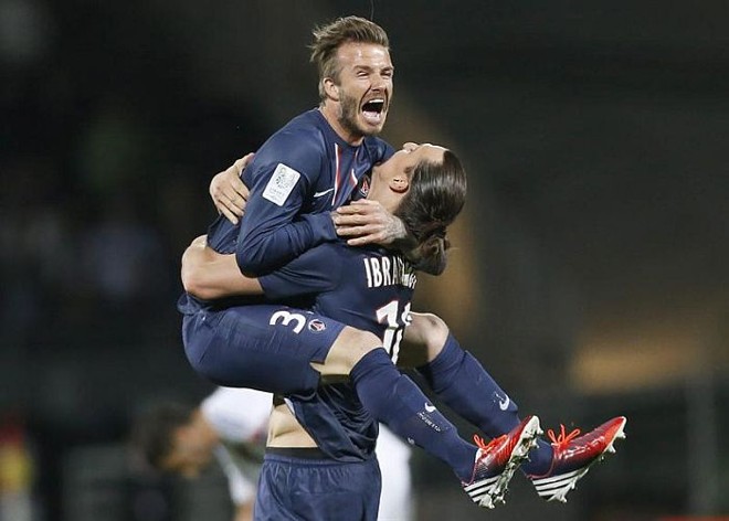 Beckham comemora com Ibrahimovic o título do Campeonato Francês pelo Paris Saint-Germain no último domingo |