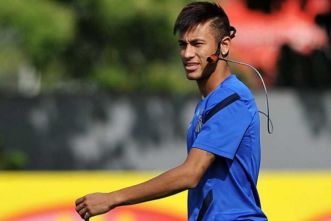 Neymar treinou com uma câmera que registrou seu último treino pelo Santos |