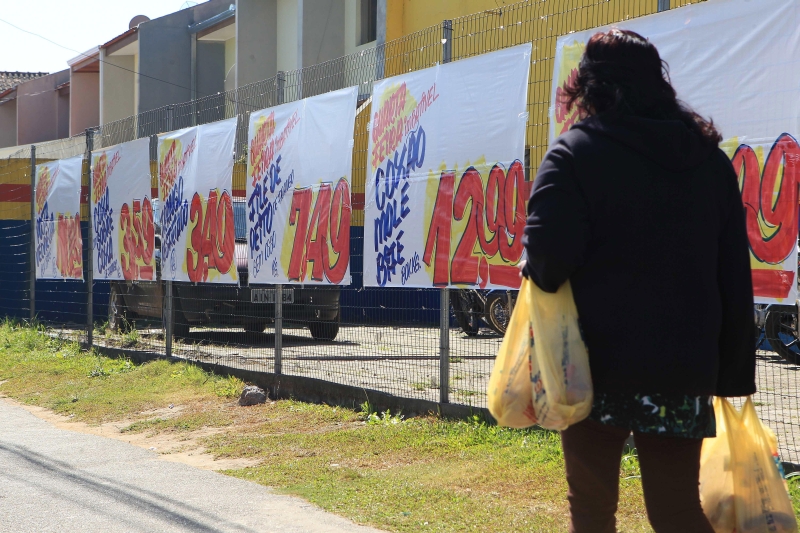Legislação estadual está em vigor desde janeiro deste ano, mas muitos supermercados não estão cumprindo a nova regra | Ivonaldo Alexandre / Gazeta do Povo