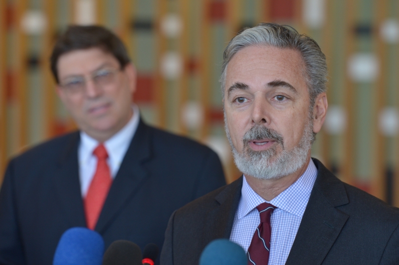 O chanceler cubano, Bruno Rodríguez (ao fundo), e o ministro Patriota: medida depende de lei | Wilson Dias/ABr