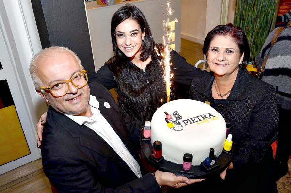 Pietra Juglair e Souza festejou na terça-feira o primeiro ano de seu Pietra Nail Bar com os pais, Rosana e Lupércio Manoel e Souza, amigos e clientes. A ambientação da festa teve a assinatura de Lupércio | Kraw Penas