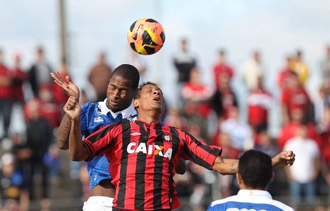 Atacante Marcão disputa a bola com o zagueiro Dedé |