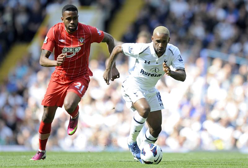 Jermaine Defoe (à direita), do Tottenham, disputa jogada com Guly Do Prado, do Southampton | EFE/Andy Rain